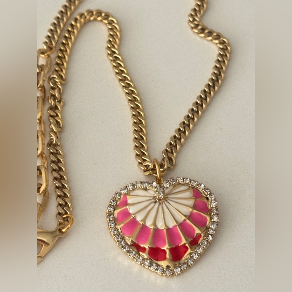 Mothers Day 💘
Pink enamel heart framed in crystals on a bold chain